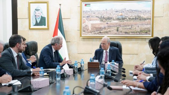مصطفى يبحث مع الممثل الأوروبي الخاص لعملية السلام آخر المستجدات وجهود وقف إطلاق النار