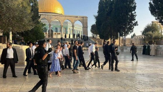 مستعمرون يؤدون طقوسا تلمودية عند أبواب المسجد الأقصى