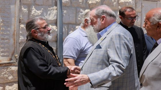 السفير الأمريكي لدى إسرائيل يقوم بزيارة غير اعتيادية إلى قرية فلسطينية شرق رام الله