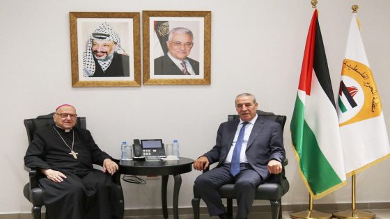 الشيخ يبحث مع وفد رجال دين مسيحيين من القدس تداعيات العدوان على المقدسات الدينية