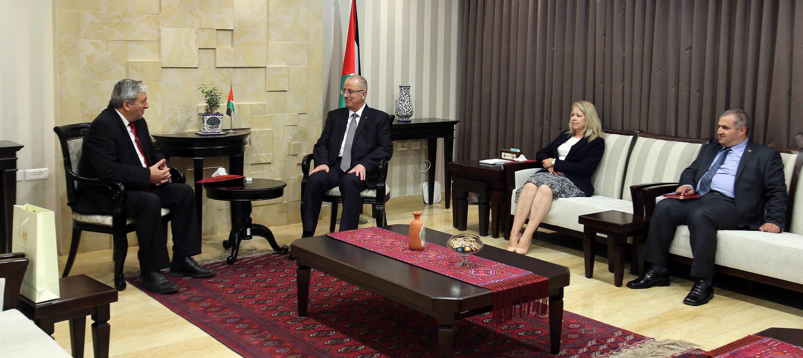 الحمد الله يستقبل ممثل بلغاريا لدى فلسطين بعد انتهاء مهامه الرسمية