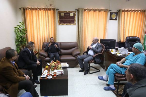 مدير مخابرات نابلس يزور المستشفى الانجيلي العربي