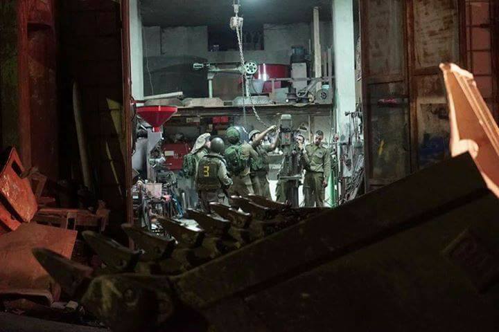 جنين: الاحتلال يغلق ويستولي على معدات ورشة حدادة