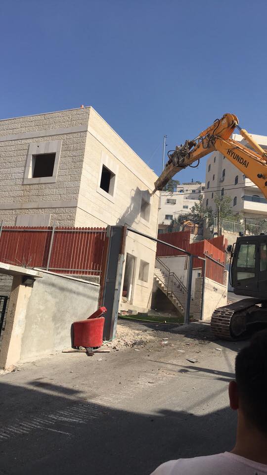 جرافات الاحتلال تهدم منزلا في شعفاط