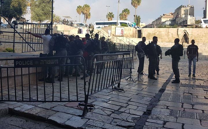 الاحتلال يعرقل دخول المصلين والطلبة إلى الأقصى