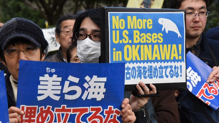 يابانيون يحتجون ضد القواعد الأمريكية في أوكيناوا بعد اغتصاب وقتل فتاة