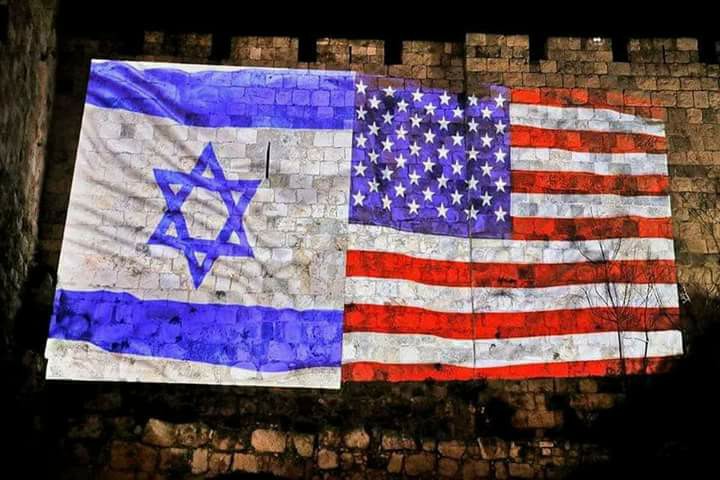 (صور) الاحتلال يضيء اسواء القدس بالاعلام الامريكية والاسرائيلية