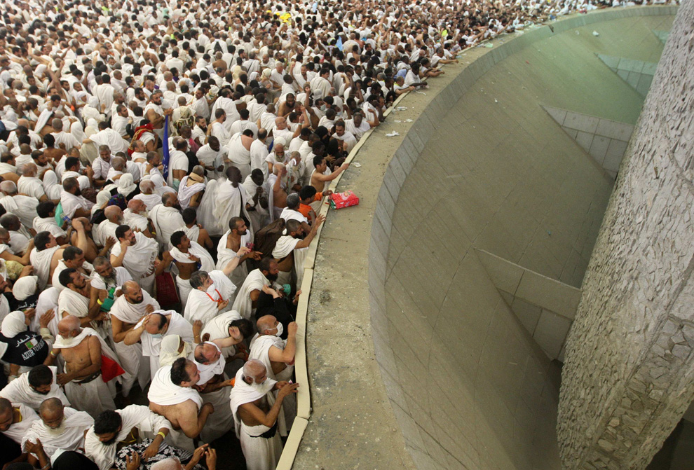 الحجاج يبدأون رمي جمرة العقبة الكبرى في أول أيام عيد الاضحى