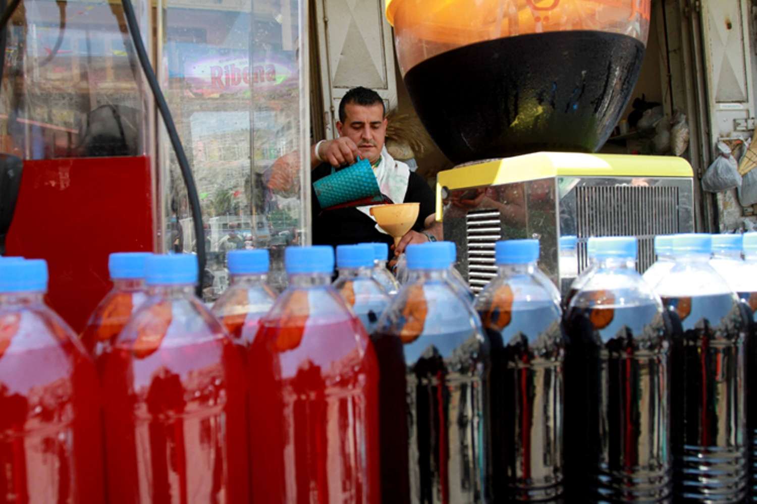 المشروبات الرمضانية تزين أسواق فلسطين