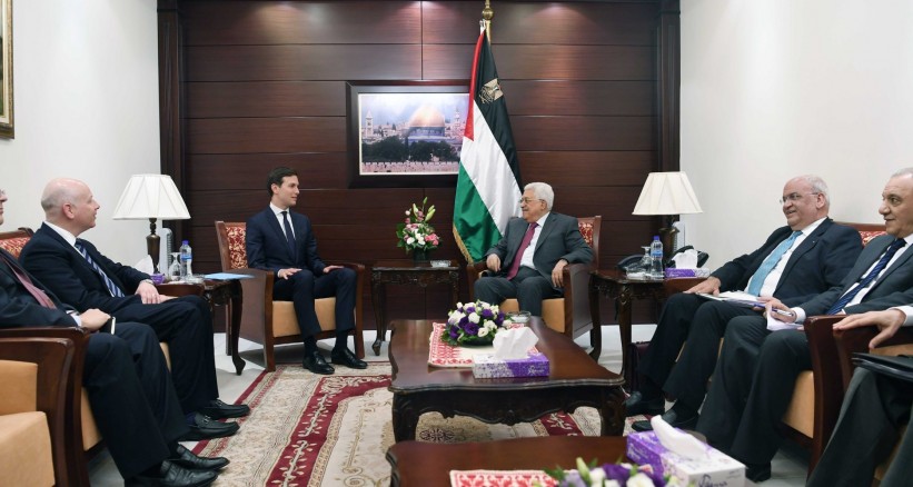 ابو ردينة: لقاء الرئيس مع الوفد الاميركي كان ايجابيا وتم الاتفاق على استمرار التشاور