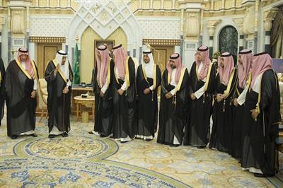 وزراء وأمراء يؤدون القسم أمام العاهل السعودي