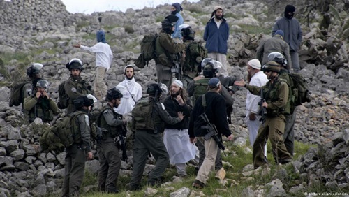 الفلسطينيون ضحية الصراع بين المستوطنين وقوات الاحتلال