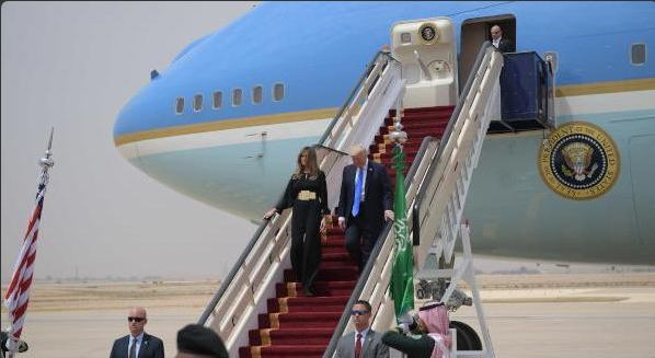 صور و فيديو – وصول الرئيس الامريكي ترامب الى السعودية