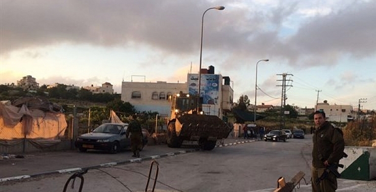 الخليل: الاحتلال يفتح المداخل الرئيسية لمخيم الفوار ويعتقل مواطنا من بيت عوا