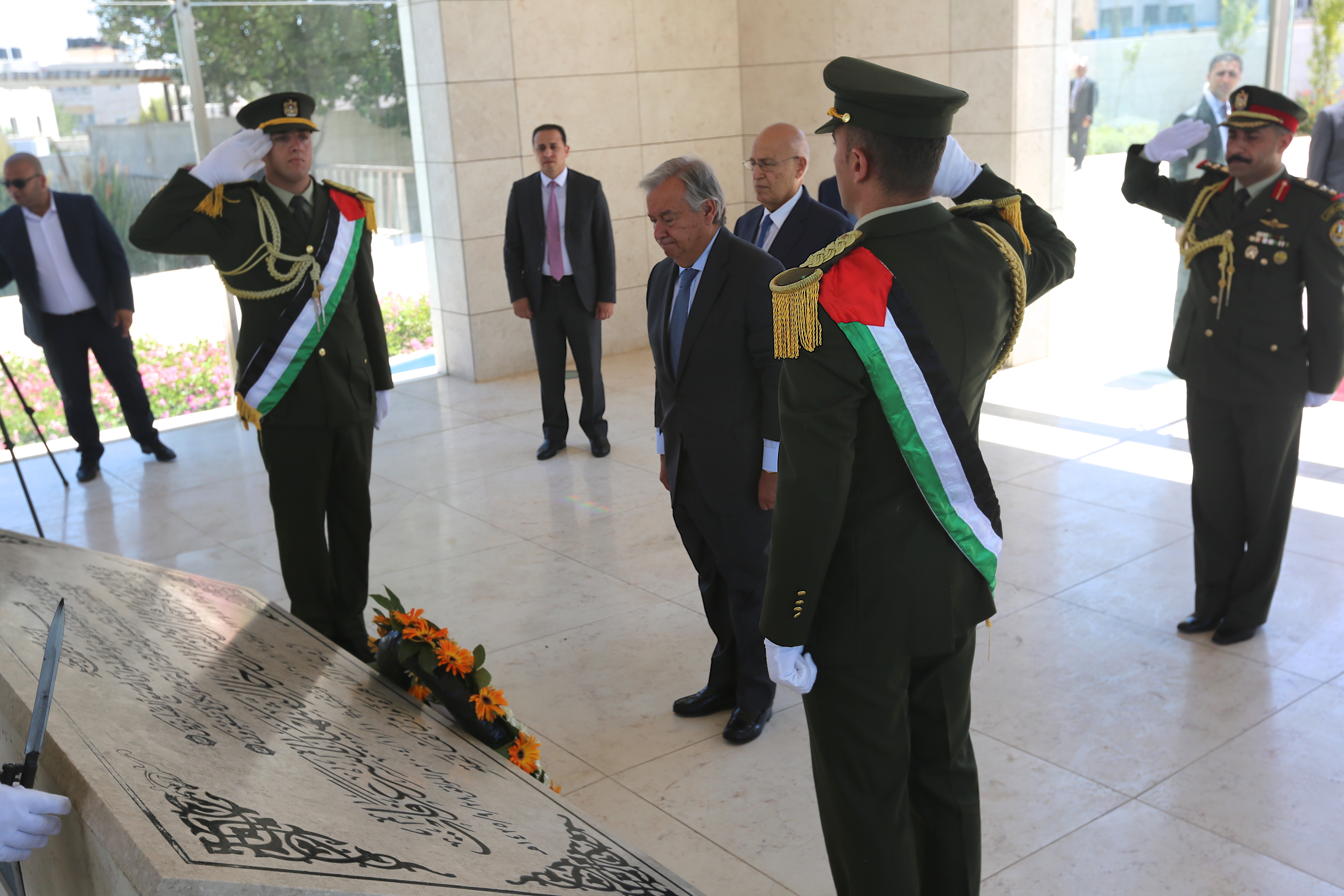 غوتيريس يزور متحف الشهيد ياسر عرفات ويضع الزهور على ضريحه