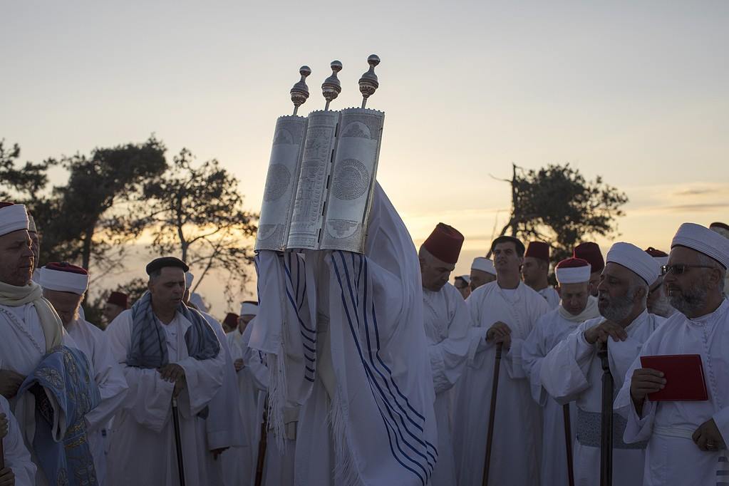 بالصور – في نابلس الفلسطينية اليهود السامريون يحتفلون بعيد العرش
