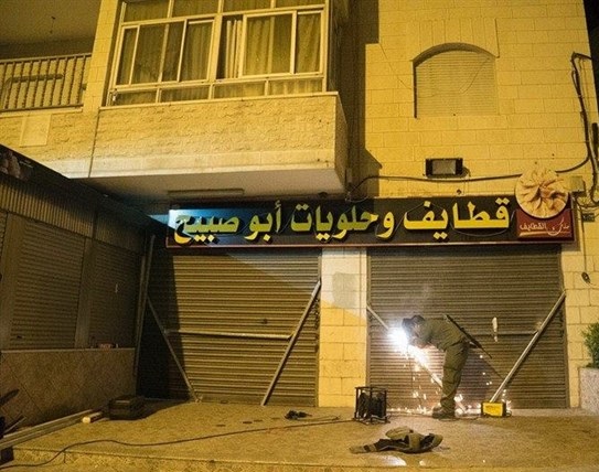 ملاحقة عائلة الشهيد أبو صبيح- اغلاق محلات واعتقالات وتهديد بهدم