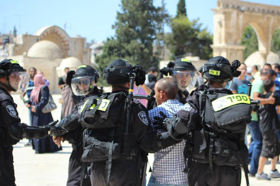 شرطة الاحتلال تعتقل 16 شابا عند خروجهم من الأقصى