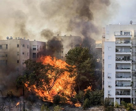 اخلاء متنزهين جراء حريق غربي القدس