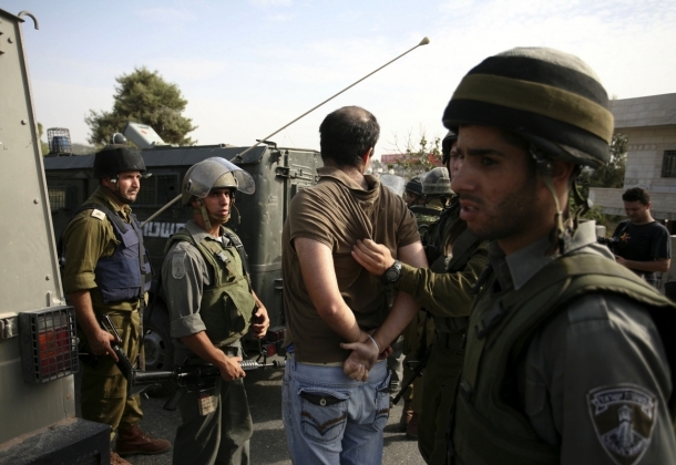 الاحتلال يعتقل 5 شبان في المواجهات المندلعة في حلحول
