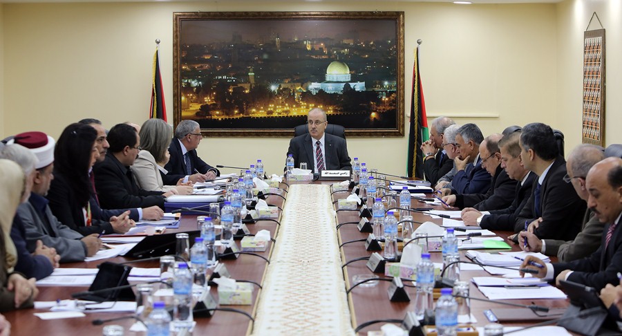مجلس الوزراء يدعو إلى تضافر الجهود لحل أزمتي الكهرباء والمياه في قطاع غزة