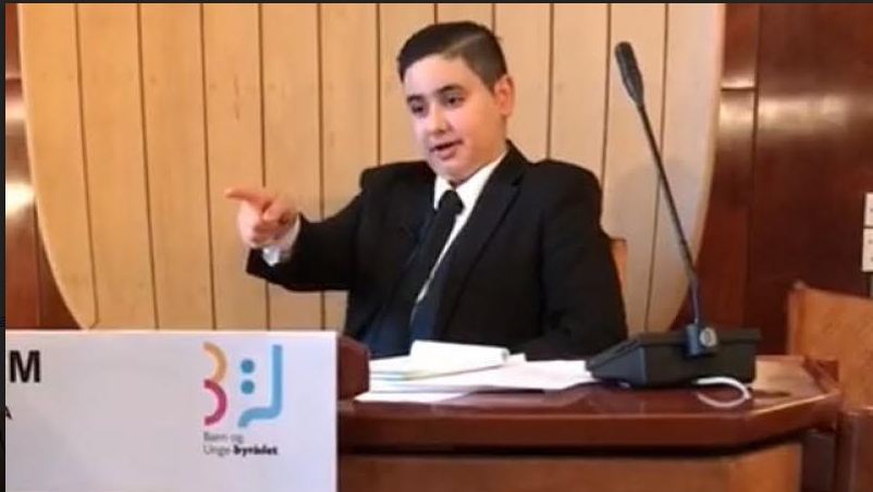 انتخاب شاب فلسطيني رئيساً لبلدية أورهوس الدنمركية عن فئة الناشئة والشباب