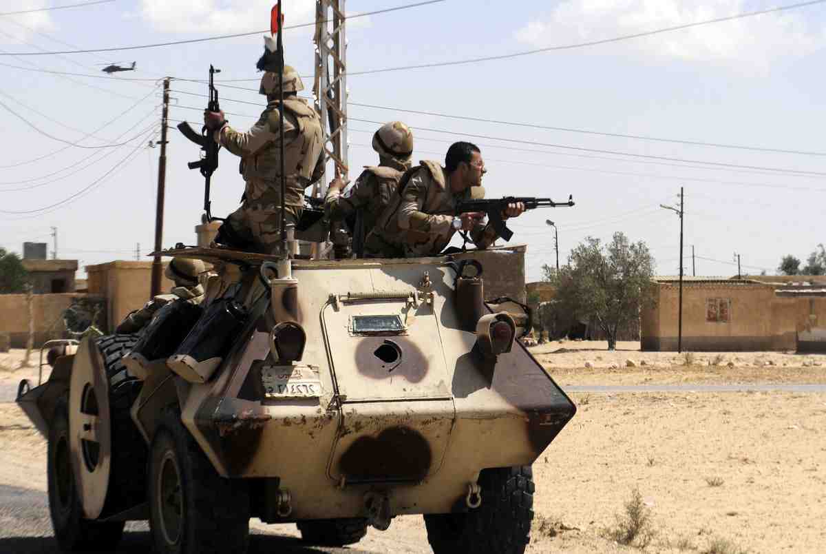استشهاد 12 جنديا مصريا ومقتل 15 مهاجما في هجوم ارهابي شمال سيناء