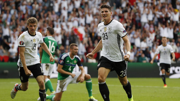 Football Soccer - Northern Ireland v Germany - EURO 2016 - Group C - Parc des Princes, Paris, France - 21/6/16
Germany's Mario Gomez celebrates with Thomas Muller after scoring their first goal REUTERS/John Sibley
Livepic