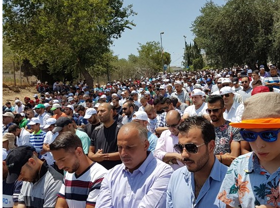 الالاف يؤدون صلاة الجمعة في شوارع القدس