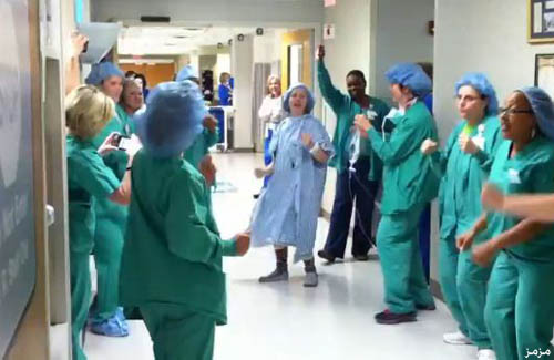 سيدة مصابة بالسرطان ترقص مع أطباءها قبل دخولها غرفة العمليات وإجراءها عملية جراحية.