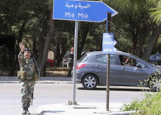 إشكالان في المخيّمات الفلسطينية… والجيش يُشدِّد تدابيرَه في «عين الحلوة»