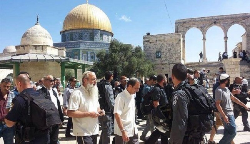 المستوطنون يعاودون اقتحام باحات المسجد الاقصى بحماية قوات الاحتلال