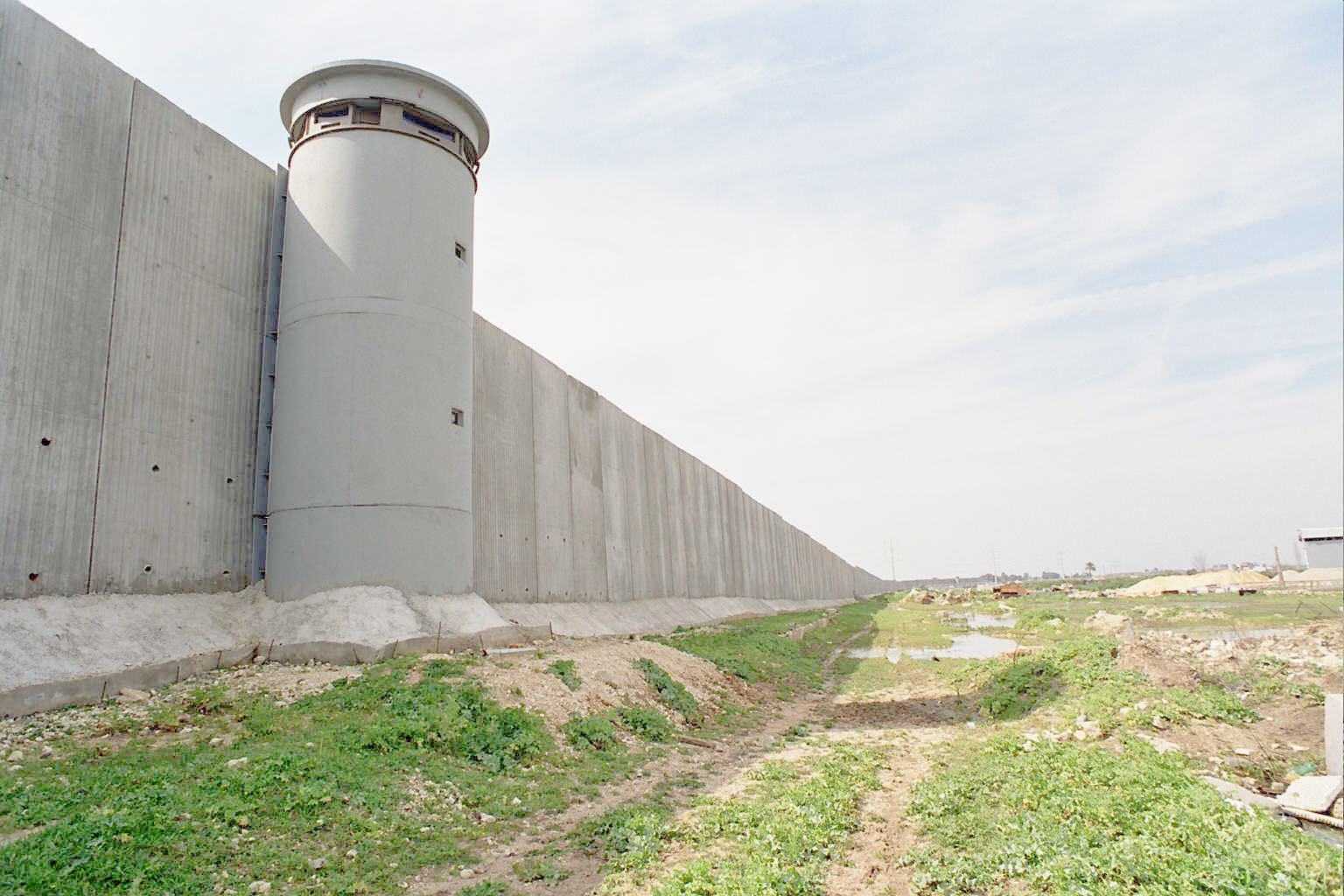 دعوة المواطنين في ضواحي القدس لتسجيل الأضرار الناتجة عن الجدار العنصري