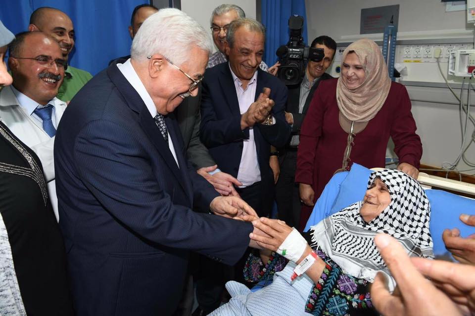 الرئيس يزور مجمع فلسطين الطبي ويعود المرضى ووالدة الشهيد سميح المدهون
