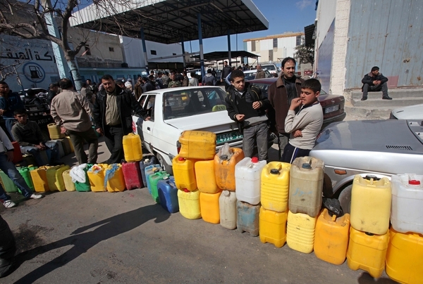 الشوبكي: أزمة الوقود في قطاع غزة مفتعلة