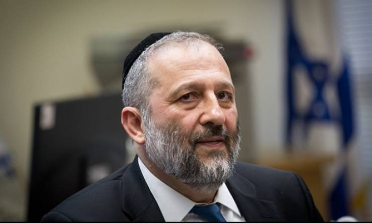 فضيحة جديدة في اسرائيل .. وزير الداخلية يمثل للتحقيق بتهم الفساد