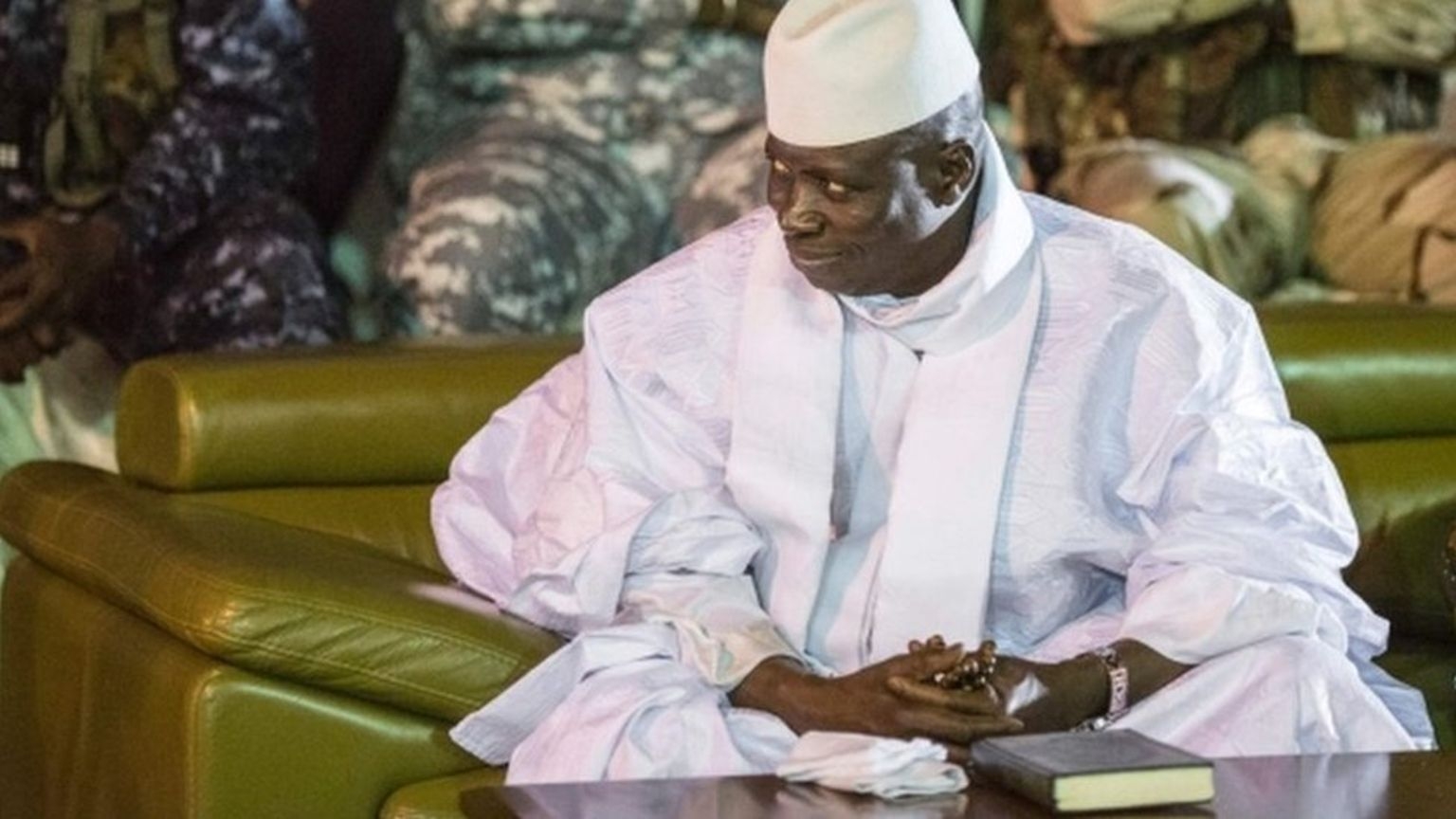 رئيس غامبيا المنتهية ولايته يوافق على مغادرة البلاد