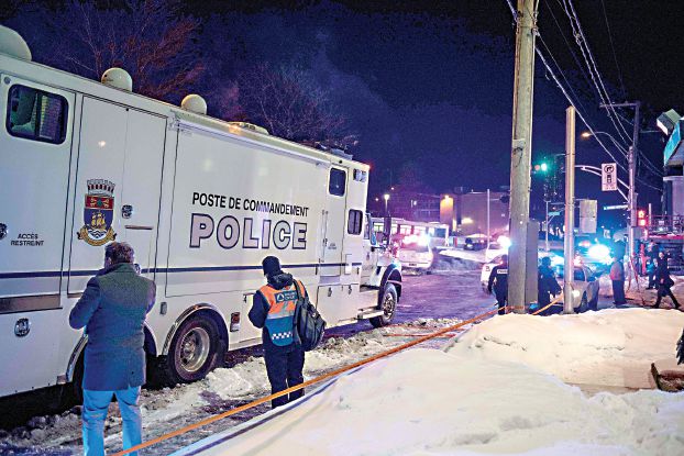 Canadian police officers respond to a shooting in a mosque at the QuÈbec City Islamic cultural center on Sainte-Foy Street in Quebec city on January 29, 2017.
Two arrests have been made after five people were reportedly shot dead in an attack on a mosque in QuÈbec City, Canada. / AFP PHOTO / Alice Chiche