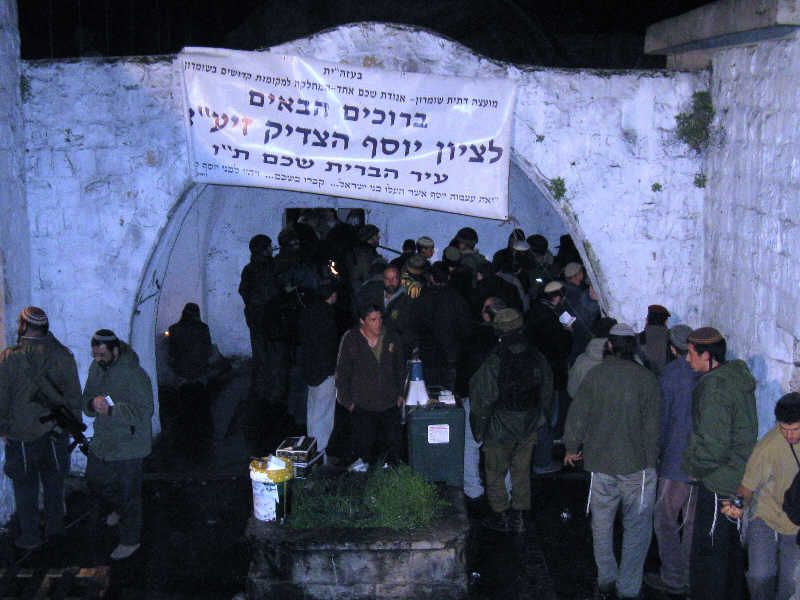 25 اصابة خلال اقتحام قبر يوسف بنابلس