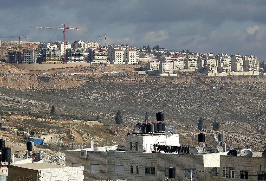 هآرتس الكشف عن سرقة أراضٍ فلسطينية خاصة وإقامة مبان للمستوطنين عليها
