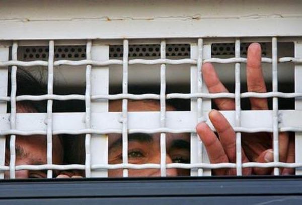 قراقع: هجمة مسعورة على الأسرى المضربين والمرضى