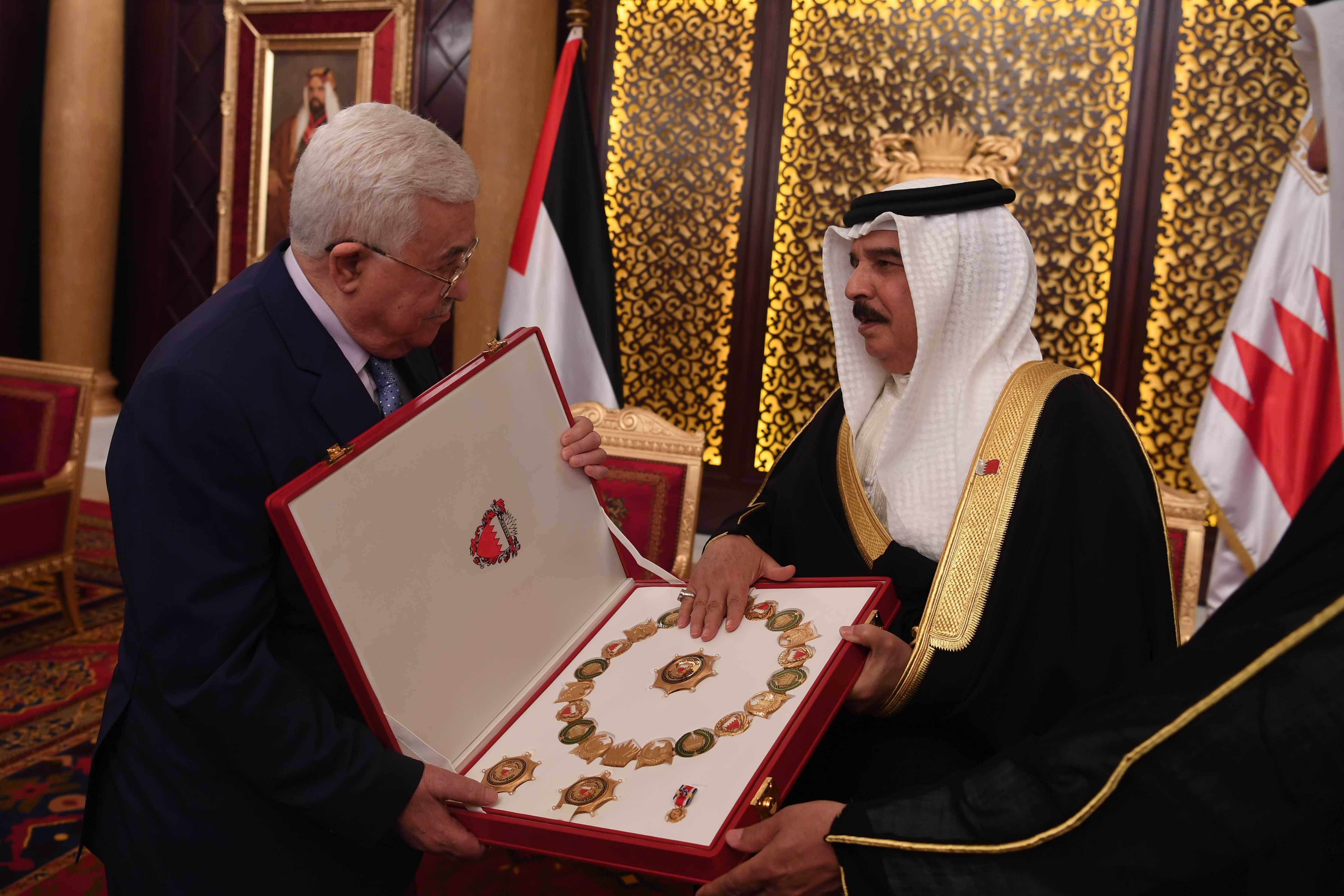 الرئيس محمود عباس يجتمع مع العاهل البحريني