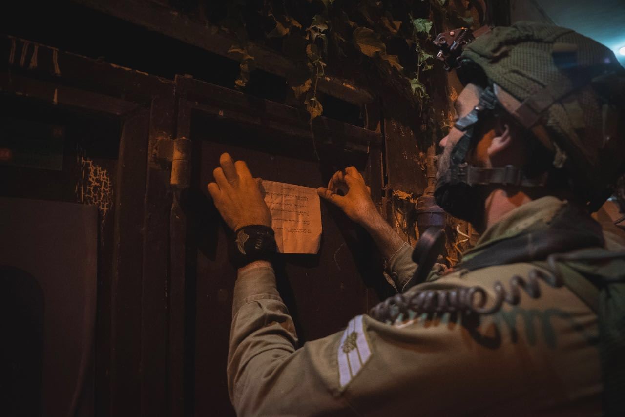 اعتقال ثمانية شبان وقوات الاحتلال تغلق ورشة حدادة في الخليل