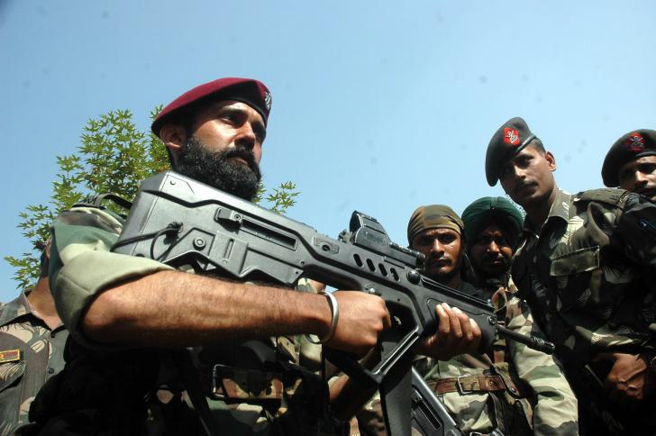 اشتباكات بين قوات الأمن الهندية ومسلحين في كشمير