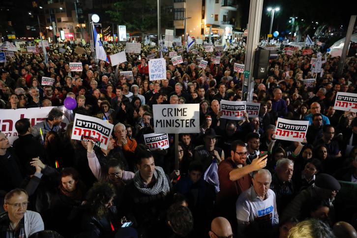 صور- آلاف الإسرائيليين يتظاهرون في تل أبيب للمطالبة باستقالة نتنياهو