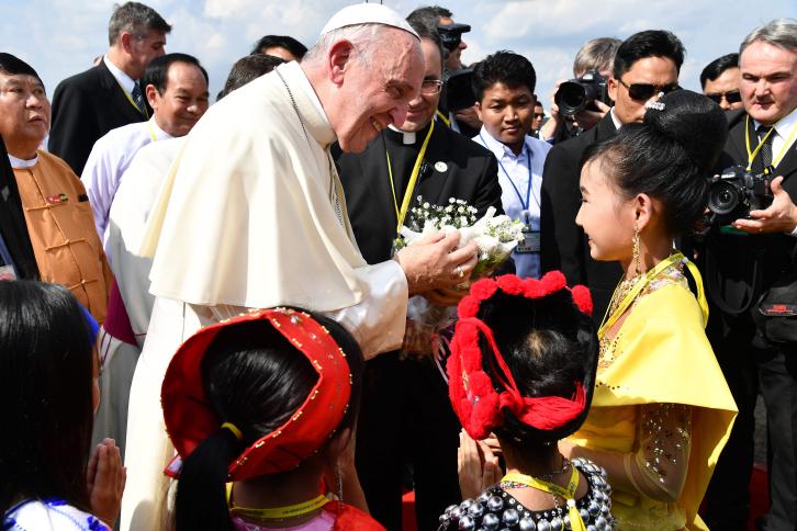 بابا الفاتيكان يصل إلى ميانمار في مستهل زيارة تستمر 3 أيام