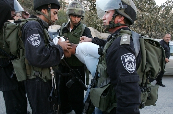 القدس: إصابات واعتقالات في مواجهات ليلية بالعيسوية وأبو ديس وحزما