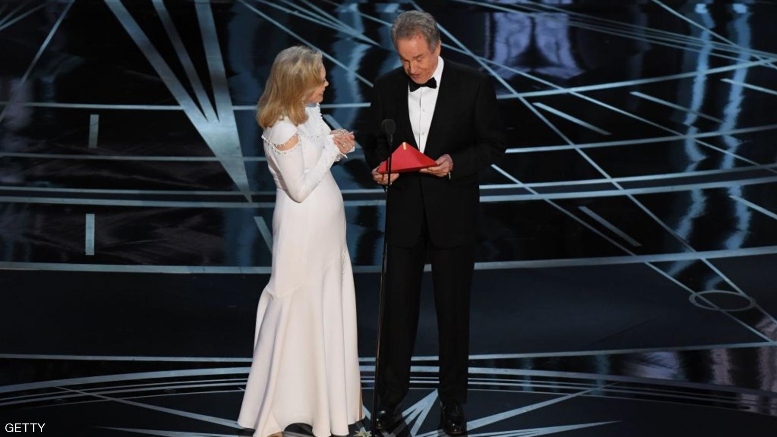 Actress Faye Dunaway and actor Warren Beatty arrive on stage to announce the winner of the Best Movie category at the 89th Oscars on February 26, 2017 in Hollywood, California. / AFP / Mark RALSTON (Photo credit should read MARK RALSTON/AFP/Getty Images)