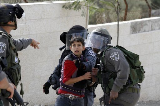 الاحتلال يحرم 28 طفلاً في سجن “عوفر” من زيارة عائلاتهم