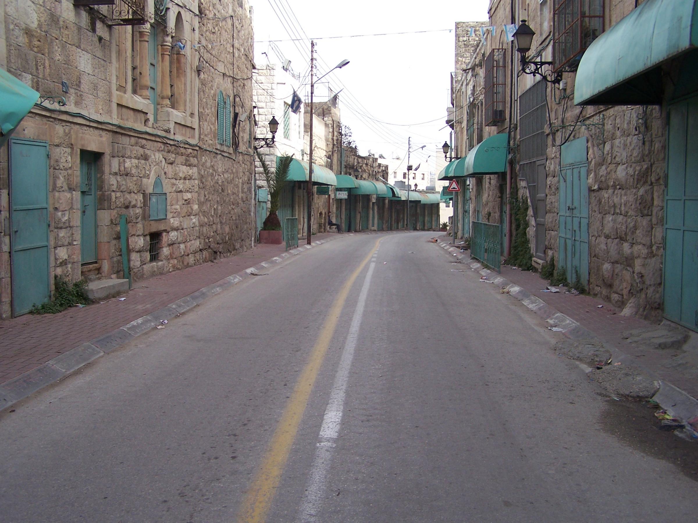الخليل:اطفال البلدة القديمة يبدأون حملة لفتح شارع الشهداء